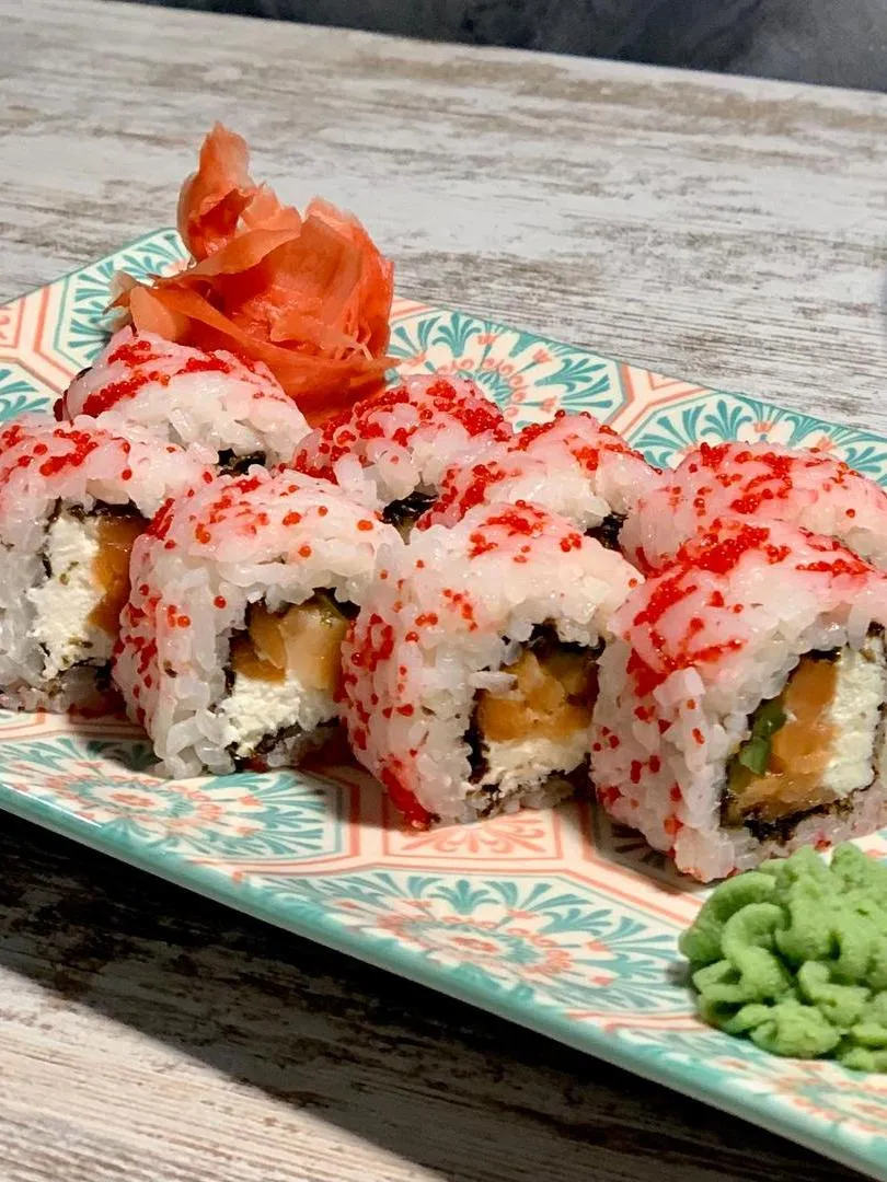 Калифорния с сёмгой от Feta